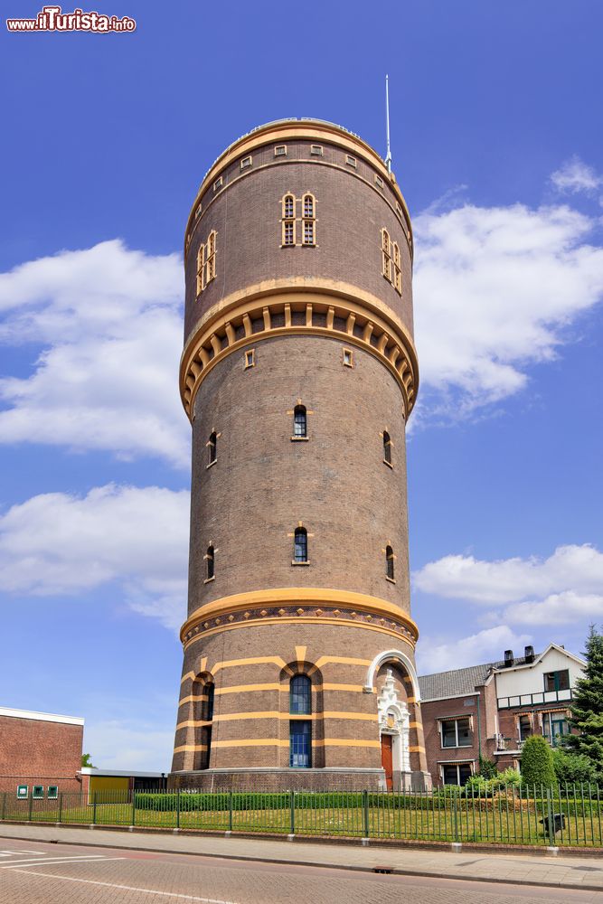 Immagine La storica torre dell'acqua di Tilburg, Olanda. Costruita nel 1897, è stata disegnata dall'architetto  H.P.N. Halbertsma.