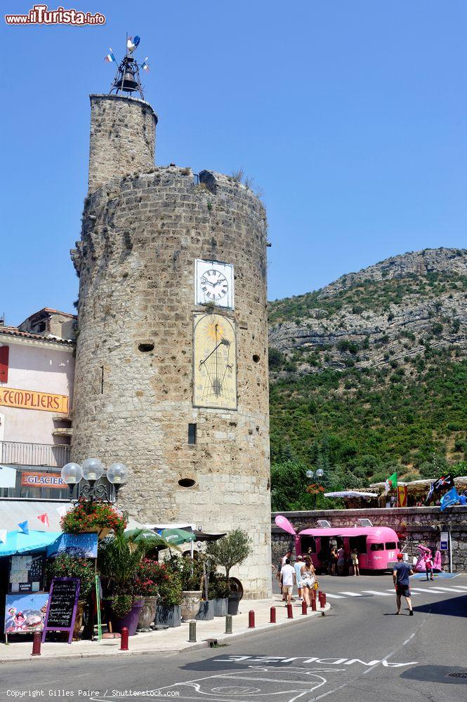 Immagine La storica torre dell'orologio di Anduze, Francia: in attesa del passaggio del Tour de France - © Gilles Paire / Shutterstock.com