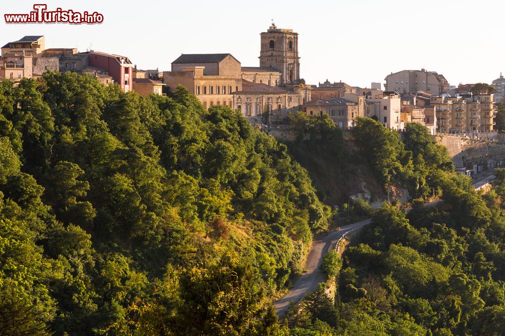 Immagine La strada che sale al centro storico di Enna, siamo nel cuore della Sicilia