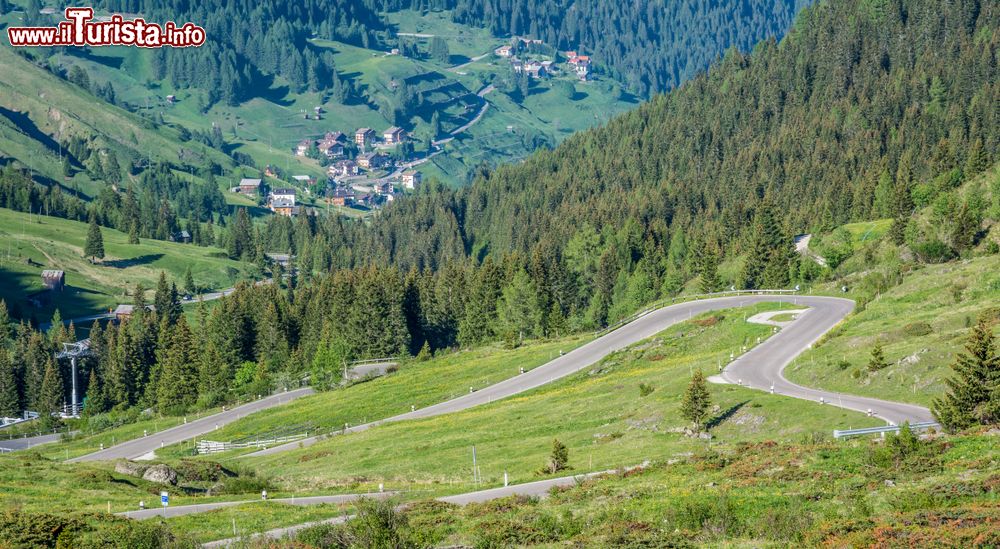 Immagine La strada del Passo Rolle uno dei punti di accesso della Valle di FIemme in Trentino