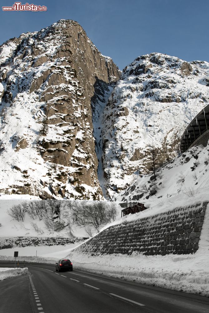 Immagine Gotthardstrasse, la strada del San Gottardo, tra Andermatt e Goschenen, in Svizzera.