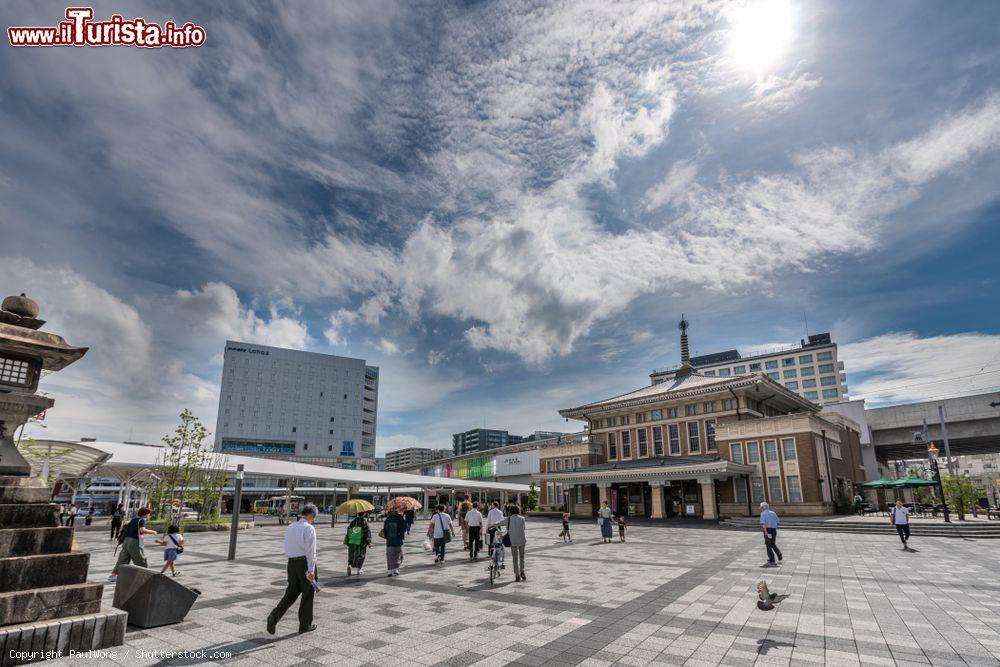 Immagine La strada dello shopping Sanjo Dori nella città di Nara, Giappone: si trova nei pressi della stazione ferroviaria Kintetsu Nara - © PaulWong / Shutterstock.com