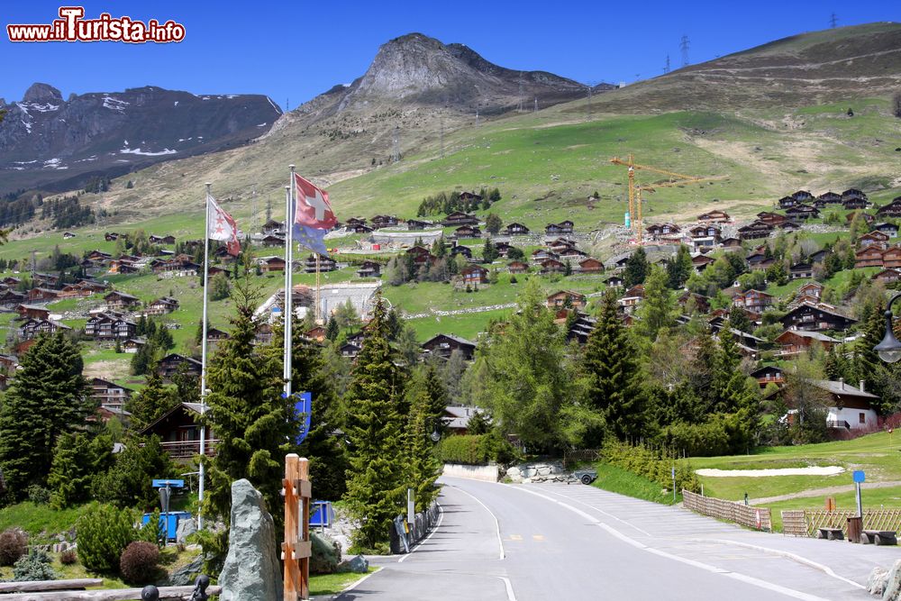 Immagine La strada di accesso al resort sciistico di Verbier, Svizzera.