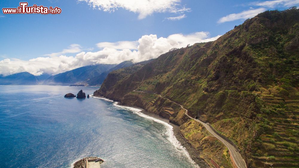 Immagine La strada litoranea sull'isola di Faial, arcipelago delle Azzorre, Portogallo.