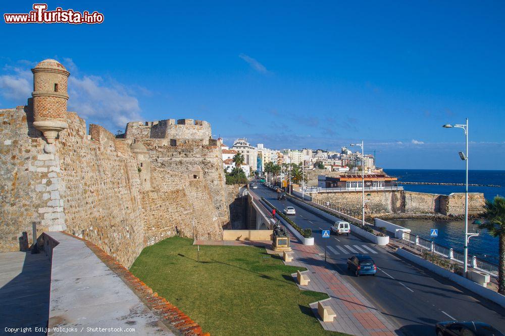 Immagine La strada lungomare di Ceuta fotografata dal castello fortificato, Spagna - © Edijs Volcjoks / Shutterstock.com