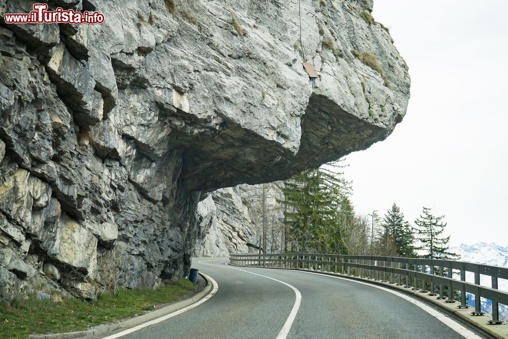 Immagine La strada nei pressi del Passo del Furka, in Svizzera, tra la Valle di Orsera e la Valle di Goms.