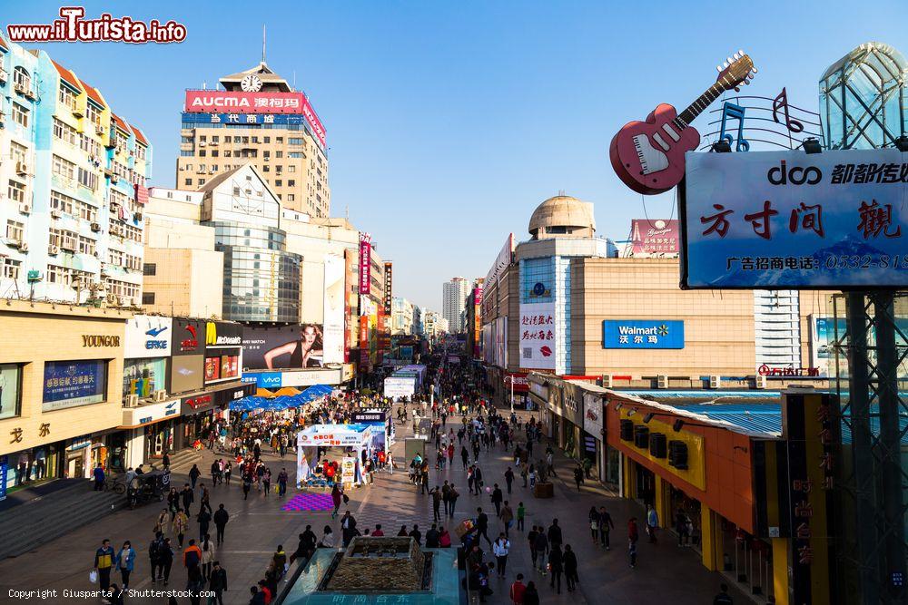 Immagine La strada pedonale di Qingdao, Cina. Taidong Street ospita decine e decine di attività commerciali e mercati notturni; è altresì famosa per i dipinti che abbelliscono i suoi edifici - © Giusparta / Shutterstock.com