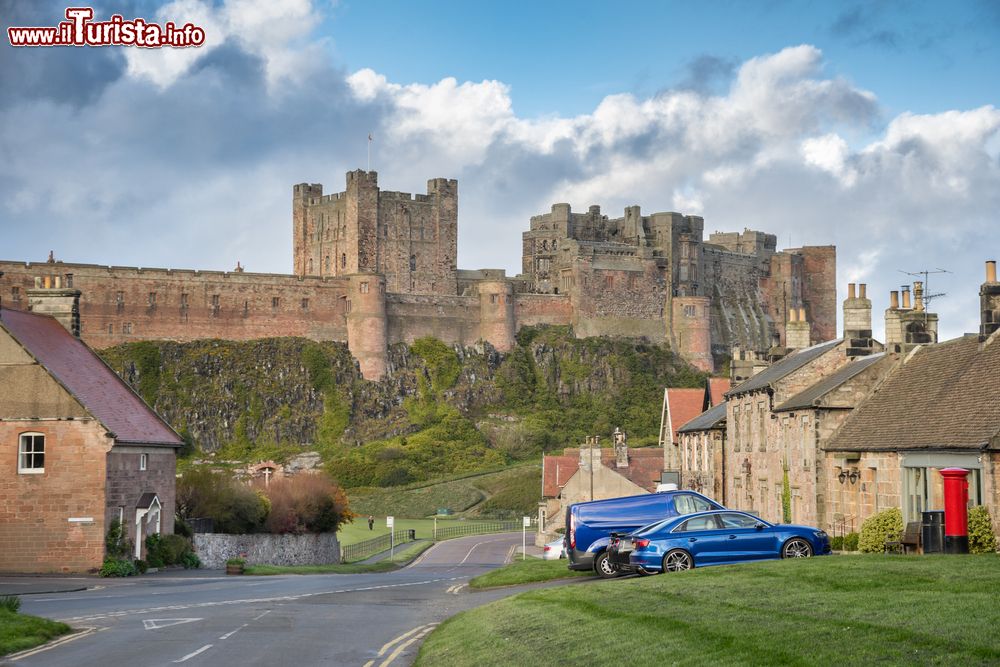 Immagine La strada principale di Bamburgh con il grande castello sullo sfondo