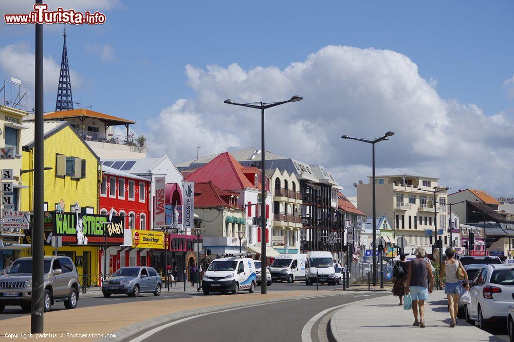 Immagine La strada principale di Fort-de-France, Martinica, con edifici colorati e attività commerciali - © gadzius / Shutterstock.com