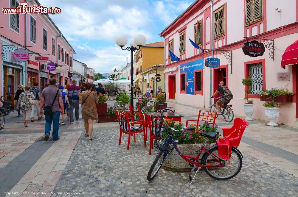 Immagine La strada Rruga Kole Idromeno nel centro storico di Scutari, Albania del nord - © Katsiuba Volha / Shutterstock.com