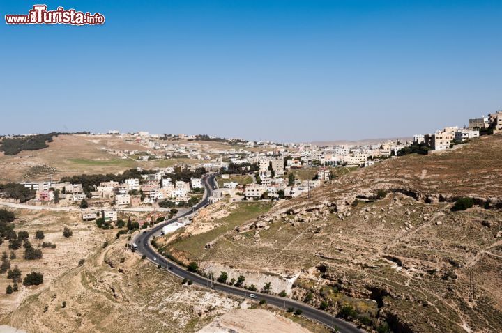 Immagine La strada verso Karak, Giordania. Il sinuoso tratto della Strada dei Re che accompagna verso il centro cittadino di Karak - © Anton_Ivanov / Shutterstock.com