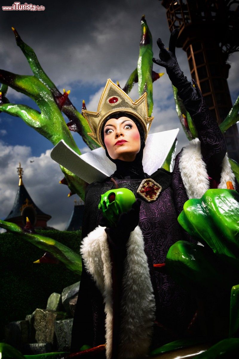 Immagine La strega Malefica alla sfilata di Halloween a Disenyland Paris - © news.disneylandparis.com