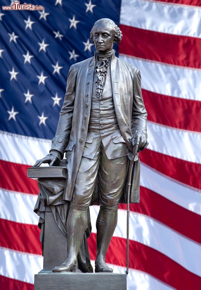 Immagine La stuata di George Washington all'Independence Hall di Philadelphia con la bandiera degli Stati Uniti sullo sfondo.