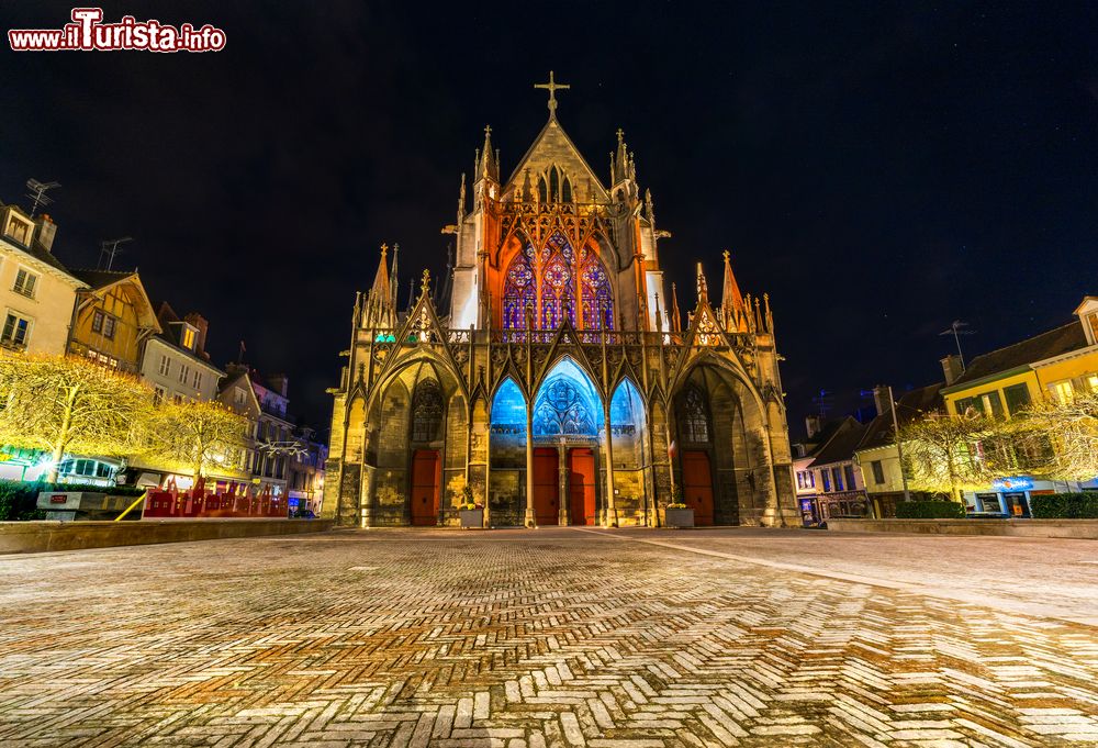 Immagine La suggestiva basilica gotica di Sant'Urbano a Troyes, Francia, illuminata di notte.