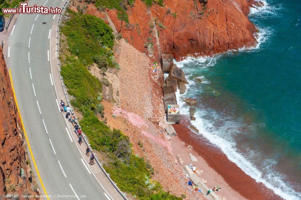 Immagine La suggestiva costa lungo la Plage d'Abel Baliff a Théoule-sur-Mer (Francia) fotografata da un drone - © Juergen Wackenhut / Shutterstock.com