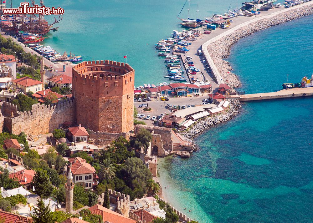 Immagine La suggestiva Torre Rossa ad Alanya (Turchia) con il porto. Kizil Kule è uno dei simboli di questa località: si tratta di una torre di cinque piani a pianta ottagonale di altezza e diametro pari a 30 metri.