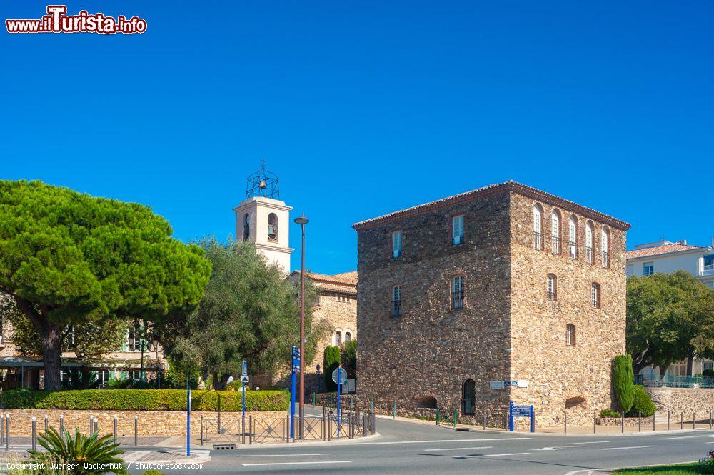 Immagine La suggestiva Tour Carrée di Sainte-Maxime, Francia: simbolo del paese, questa torre quadrata ospita al suo interno il museo delle tradizioni locali - © Juergen Wackenhut / Shutterstock.com