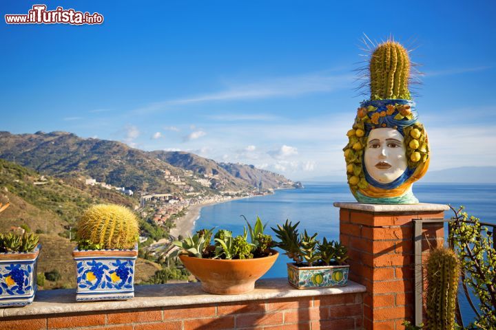 Immagine La suggestiva veduta della costa di Taormina, Sicilia. Sopraelevata sul blu intenso del mar Ionio, circondata dai profumi e dai colori della macchia mediterranea, Taormina è meta turistica d'eccellenza in terra siciliana.