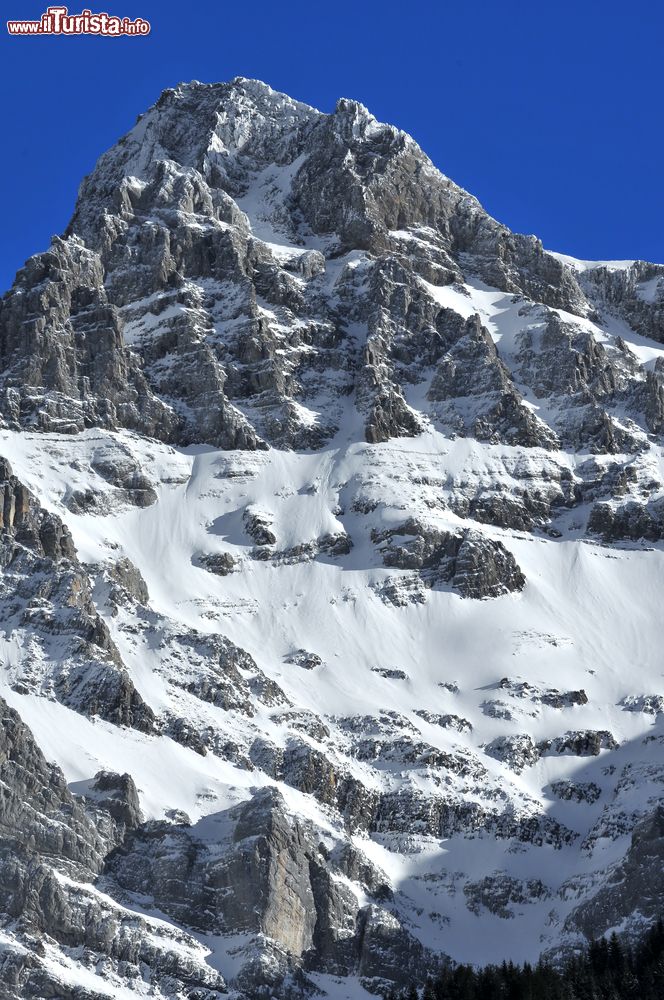 Immagine La suggestiva vetta innevata dei Dents du Midi vista dallo ski resort di Champery nelle Alpi svizzere.