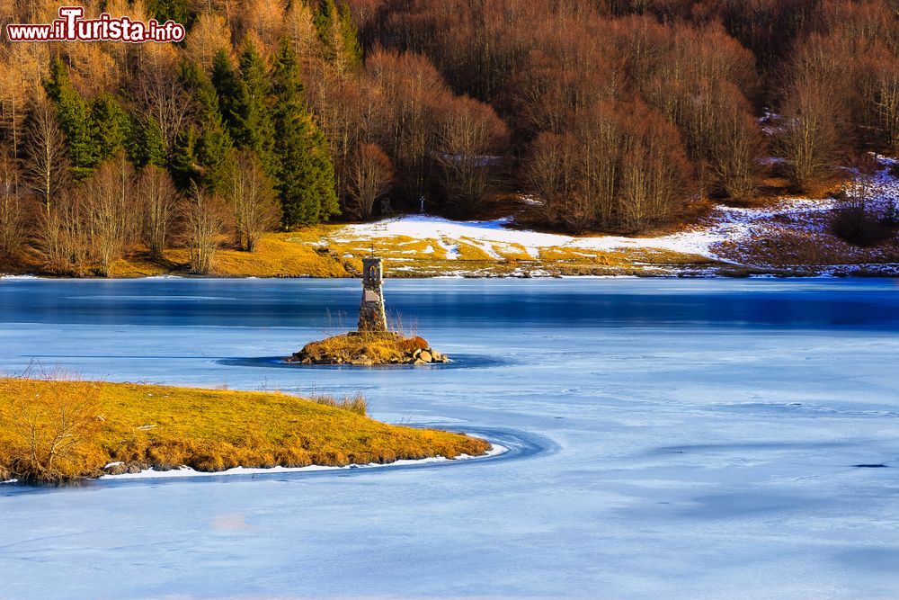 Immagine La superfice ghiaggiata del Lago Calamone sul Monte Ventasso