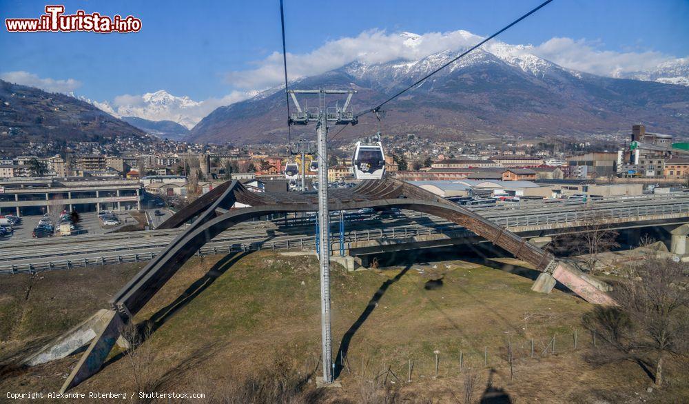 Immagine La telecabina che collega Aosta con Pila - © Alexandre Rotenberg / Shutterstock.com