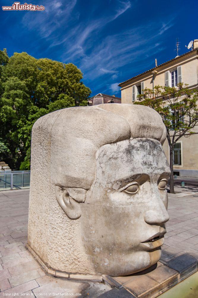 Immagine La Testa della Fontana in Place d'Assas a Nimes, Francia: la fontana è stata realizzata nel 1989 da Martial Raysse - © Goran Bogicevic / Shutterstock.com