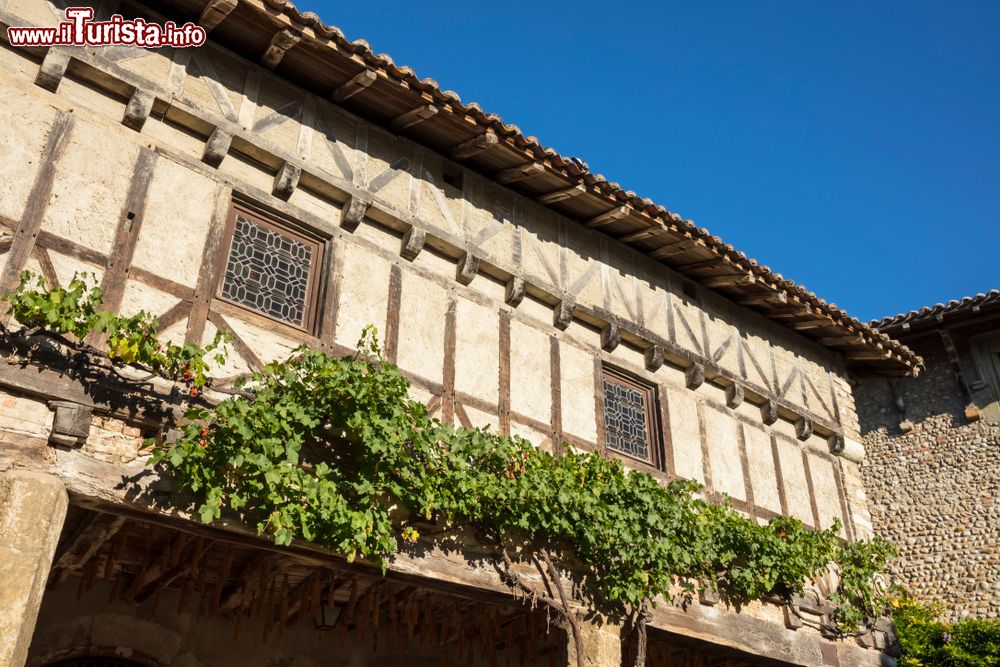 Immagine La tipica facciata di una casa nel villaggio di Perouges, Francia. Questa bella localià del dipartimento dell'Ain si trova 35 km a nord est di Lione.