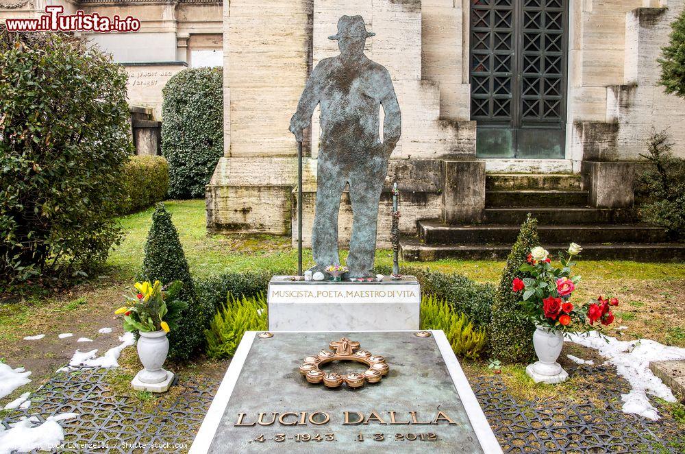 Immagine La tomba di Lucio Dalla alla Certosa di Bologna, il cimitero monumentale cittadino - © Luca Lorenzelli / Shutterstock.com