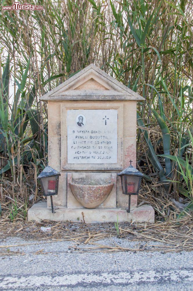 Immagine La tomba di Pawlu Basuttil lungo una strada di Siggiewi, Malta. Ex sindaco di Hal Safi, venne accusato dell'uccisione di un'attivista nazionalista fino a quando si scoprì che era stato incastrato dalla polizia. E' scomparso a 74 anni nel 2017 - © Robson90 / Shutterstock.com