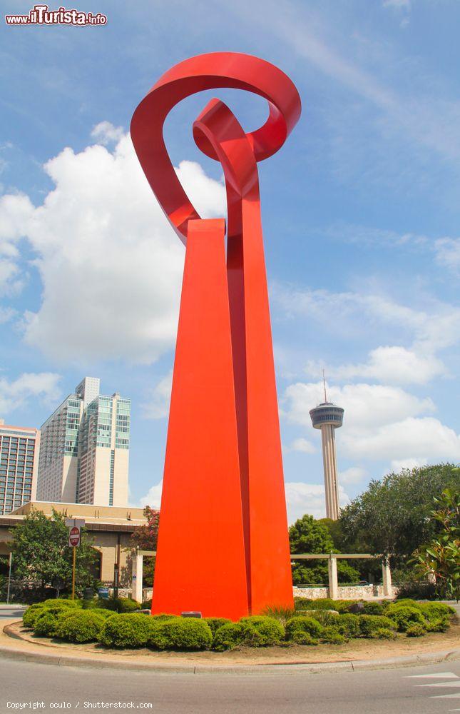 Immagine La Torcia dell'Amicizia a San Antonio, Texas. Questa monumentale scultura dipinta di rosso rappresenta l'amicizia fra Messico e USA e sorge nel centro della città - © oculo / Shutterstock.com