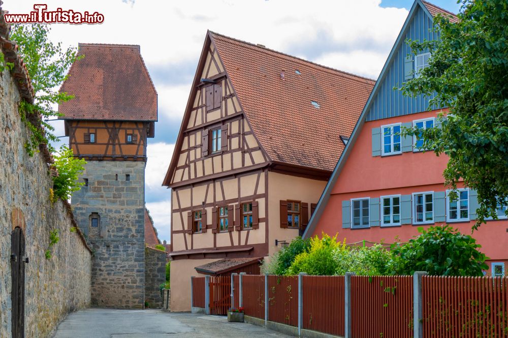 Immagine La Torre Baeuerlins e le mura cittadine di Dinkelsbuhl, Germania.