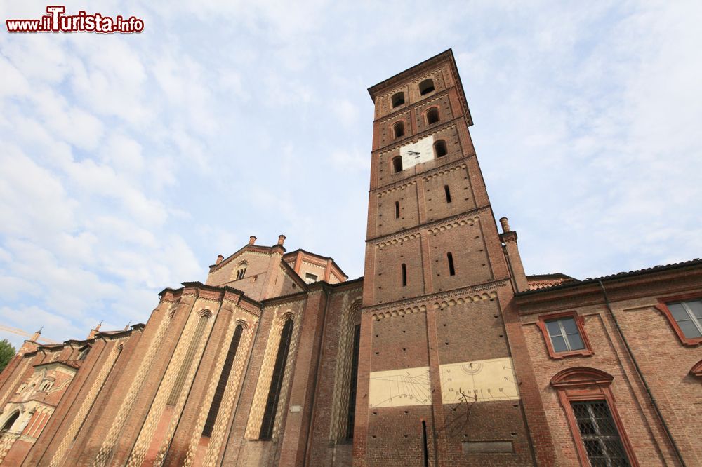 Immagine La torre campanaria della cattedrale medievale di Asti, Piemonte. L'originario campanile venne ricostruito nel 1266 in stile romanico-lombardo.