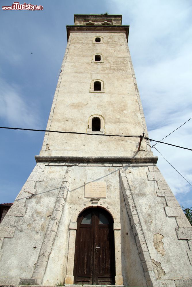 Immagine La torre campanaria della chiesa cattolica di Skradin, Croazia. Sorge nei pressi della piazzetta centrale assieme all'edificio religioso di fede ortodossa.