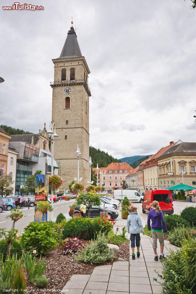 Immagine La torre campanaria di Judenburg, Austria, vista dalla piazza. Alta più di 75 metri, è il simbolo della città e da qualche anno ospita anche il planetario più moderno d'Europa - © Timelynx / Shutterstock.com