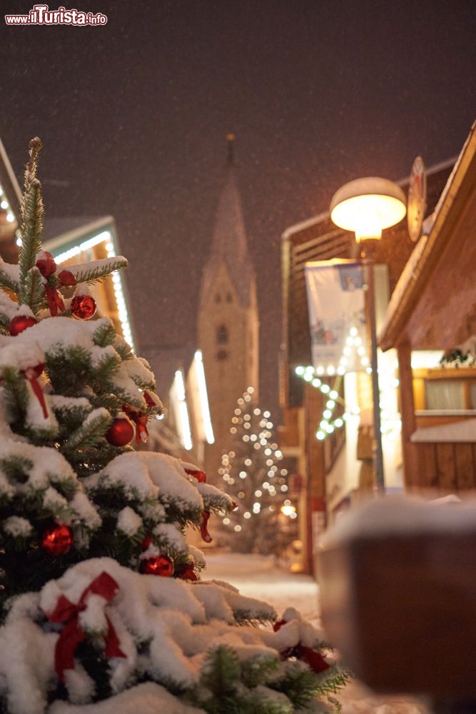 Immagine La torre campanaria nel cuore di Oberstdorf in inverno con la neve (Algovia), Germania.