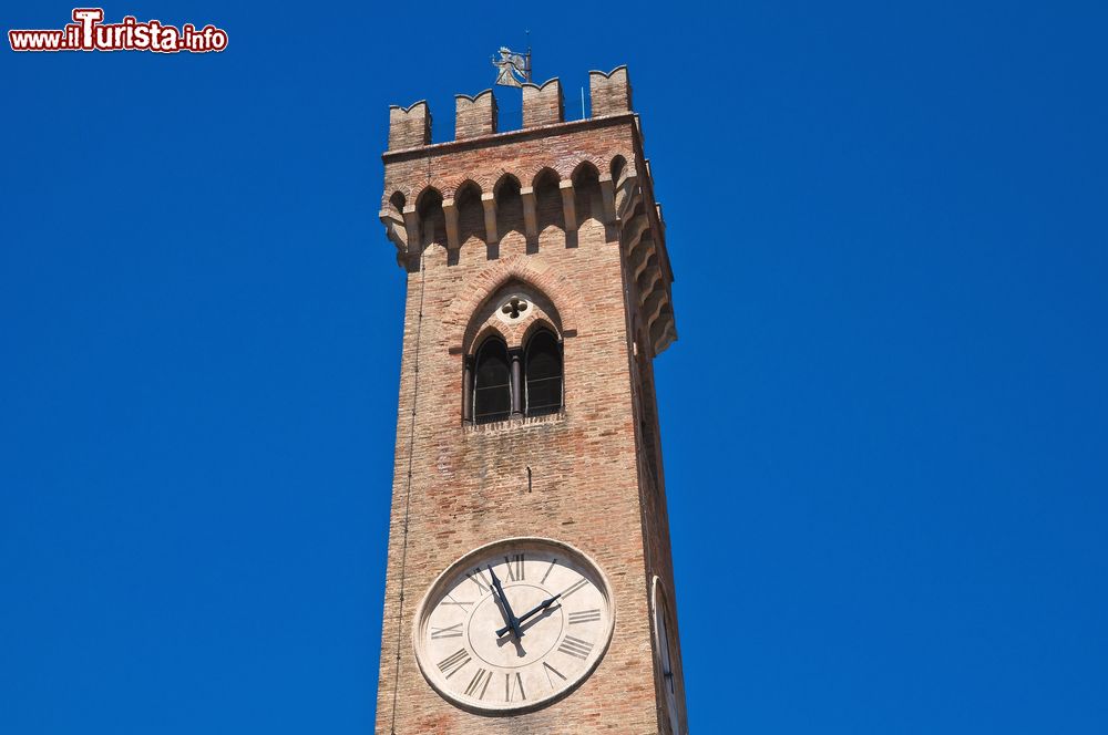 Immagine La Torre del Campanone con l'Orologio a Santarcangelo di Romagna, Italia