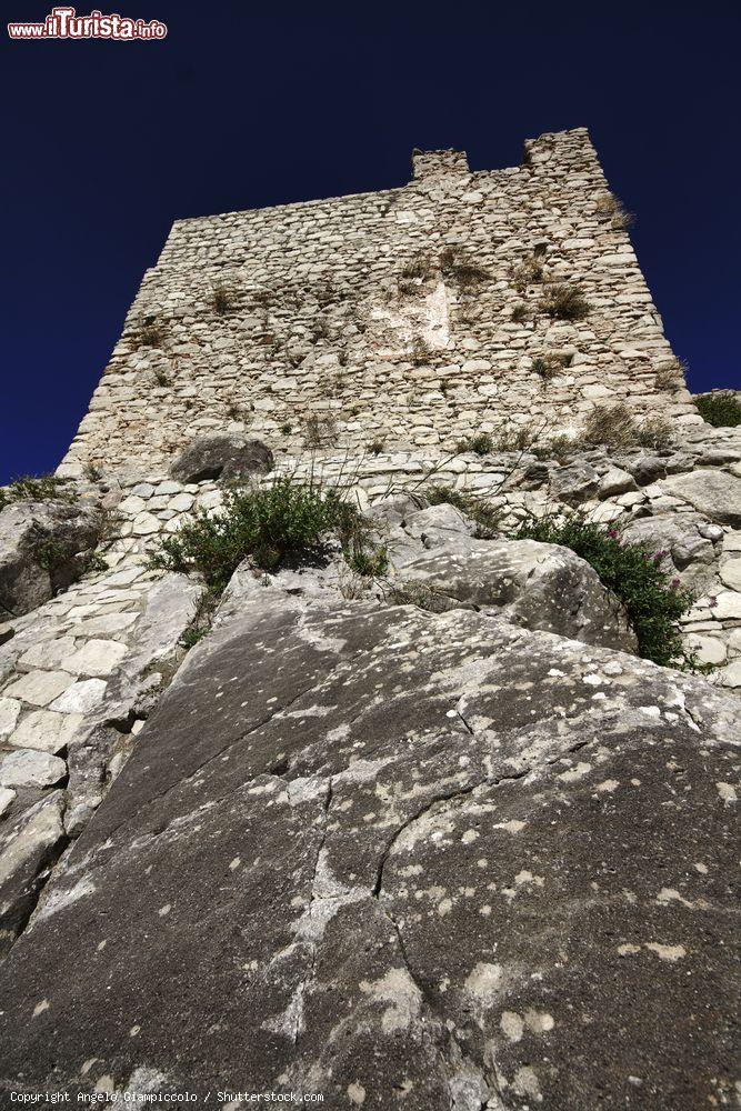 Immagine La torre del Castello Aragonese di Montalbano Elicona - © Angelo Giampiccolo / Shutterstock.com