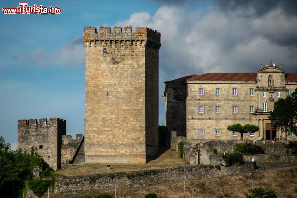 Immagine La torre del castello di Monforte de Lemos, Lugo, Spagna. Questa località, situata nel sud della provincia di Lugo, ospita una bella fortificazione con la Torre del Homenaje, una costruzione alta una trentina di metri con pareti che in alcuni punti raggiungono i 3 metri di spessore.