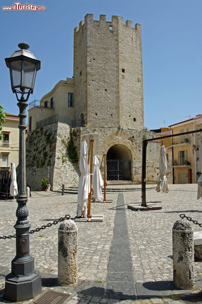 Immagine La Torre del Castellone a Formia, provincia di Latina, Lazio. Costruita nel XIV° secolo con forma ottagonale, questa torre è una delle due rimaste intatte delle 12 originarie.