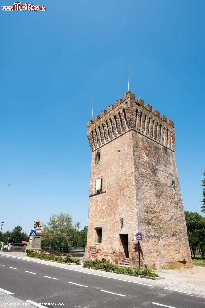 Immagine La Torre del Guado a Pizzighettone, Cremona, Lombardia. Questo torrione sembra fare da sentinella al fiume Adda che divide il vecchio borgo di Pizzighettone dalla frazione Gera, entrambi circondati da spesse mura  - © BAMO / Shutterstock.com