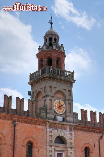 Immagine La torre del Palazzo del Governatore a Cento, Ferrara - © Mi.Ti. / Shutterstock.com