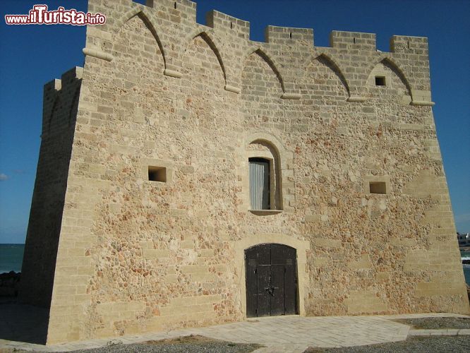 Immagine La Torre del XII secolo di Santa Sabina in Puglia: siamo sulla costa adriatica in corripondenza di Carovigno - © Roberto Sernicola - CC BY 3.0 - Wikipedia