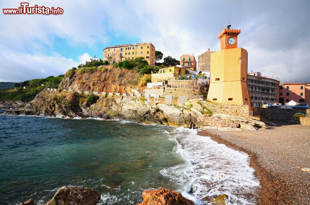 Immagine La Torre dell'Orologio sulla spiaggia di Rio Marina, Isola d'Elba