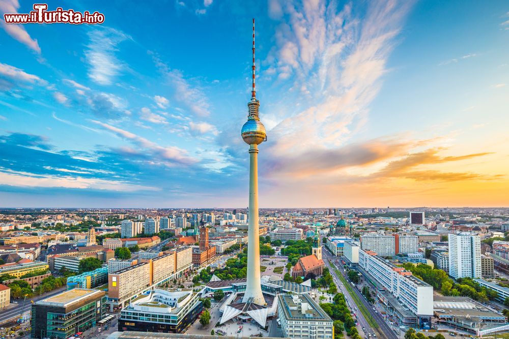 Immagine La torre della televisione a Berlino e in basso la celebre Alexanderplatz, nel cuore cittadino