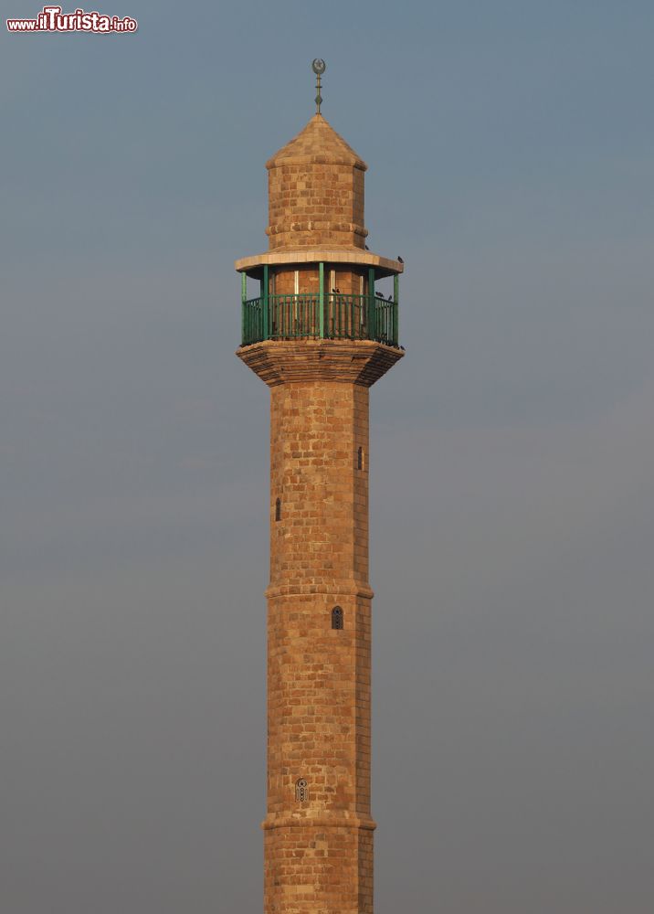 Immagine La torre dell'Hassan Bek Mosque a Jaffa, Israele. Estremamente alto e slanciato, il minareto contrasta con la sala da preghiera di forma quadrata. Venne ricostruito negli anni '80 del 1900 con un'altezza doppia rispetto a quella originale.