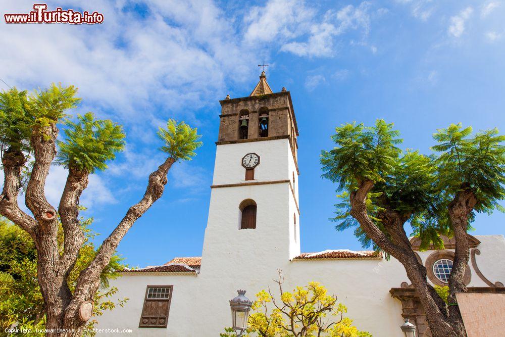 Immagine La torre dell'orologio a  Icod de los Vinos, Tenerife (Spagna), in una giornata di sole - © lucamarimedia / Shutterstock.com