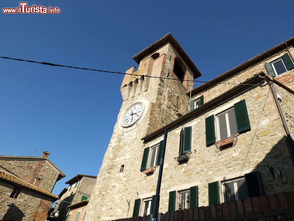 Immagine La Torre dell'Orologio a Passignano sul Trasimeno, Umbria. Questa graziosa località affacciata sull'omonimo lago umbro si trova in provincia di Perugia.