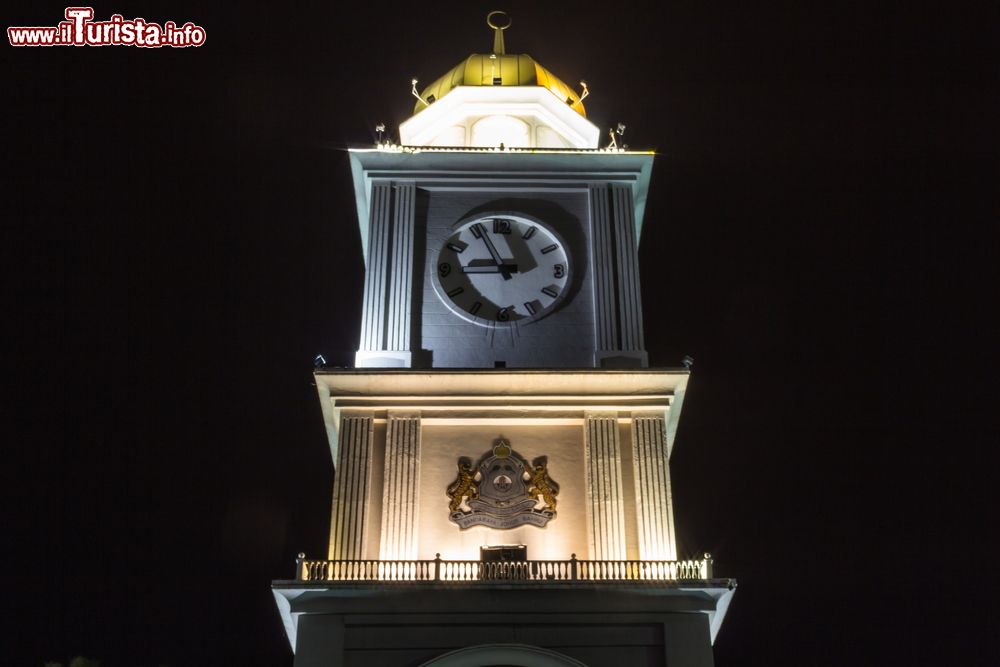 Immagine La torre dell'orologio by night a Johor Bharu, capitale dello stato malesiano di Johor.