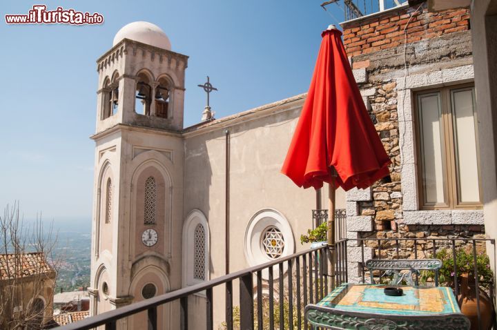 Immagine La torre dell'orologio della chiesa madre di Castelmola, Sicilia. Fotografato da un balcone della piazza principale, il duomo della città è intitolato a San Nicola di Bari. Architettonicamente si presenta con un insieme di stili fra cui spiccano quello romanico, gotico, arabo e normanno