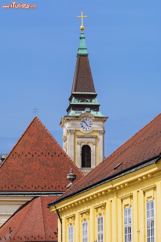 Immagine La Torre dell'Orologio dietro i tetti piastrellati dell'antica città di Szekesfehervar, Ungheria.